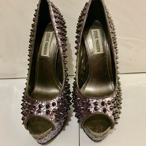 Silver glittery pumps with metal spikes.Peep toe
